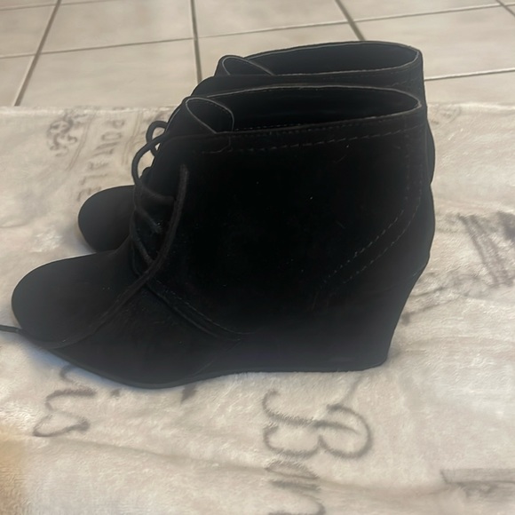 Women’s size 8.5 black suede short wedge boots - Picture 1 of 4